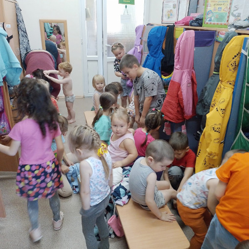 Помогаем малышам одеться на прогулку! Помогаем малышам одеться на прогулку!.